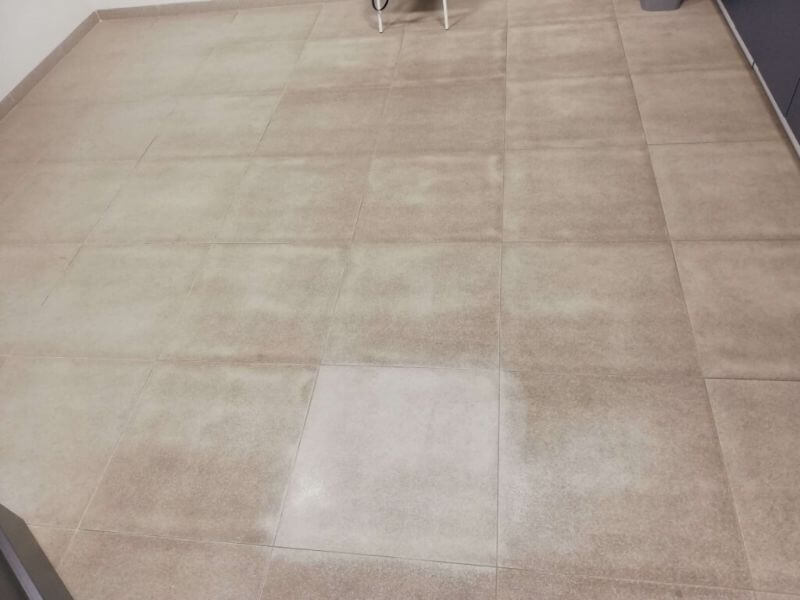 Chemiczne czyszczenie posadzki gresowej